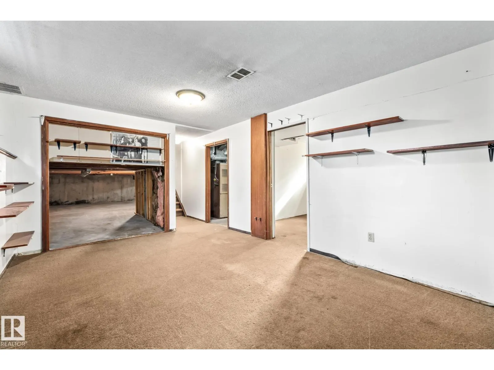 15913 94 AV NW