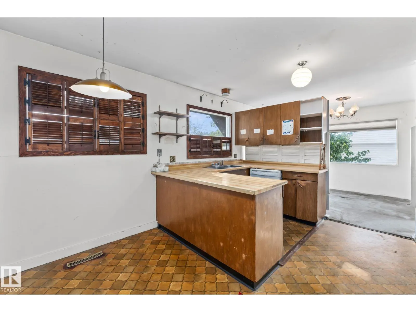 15913 94 AV NW