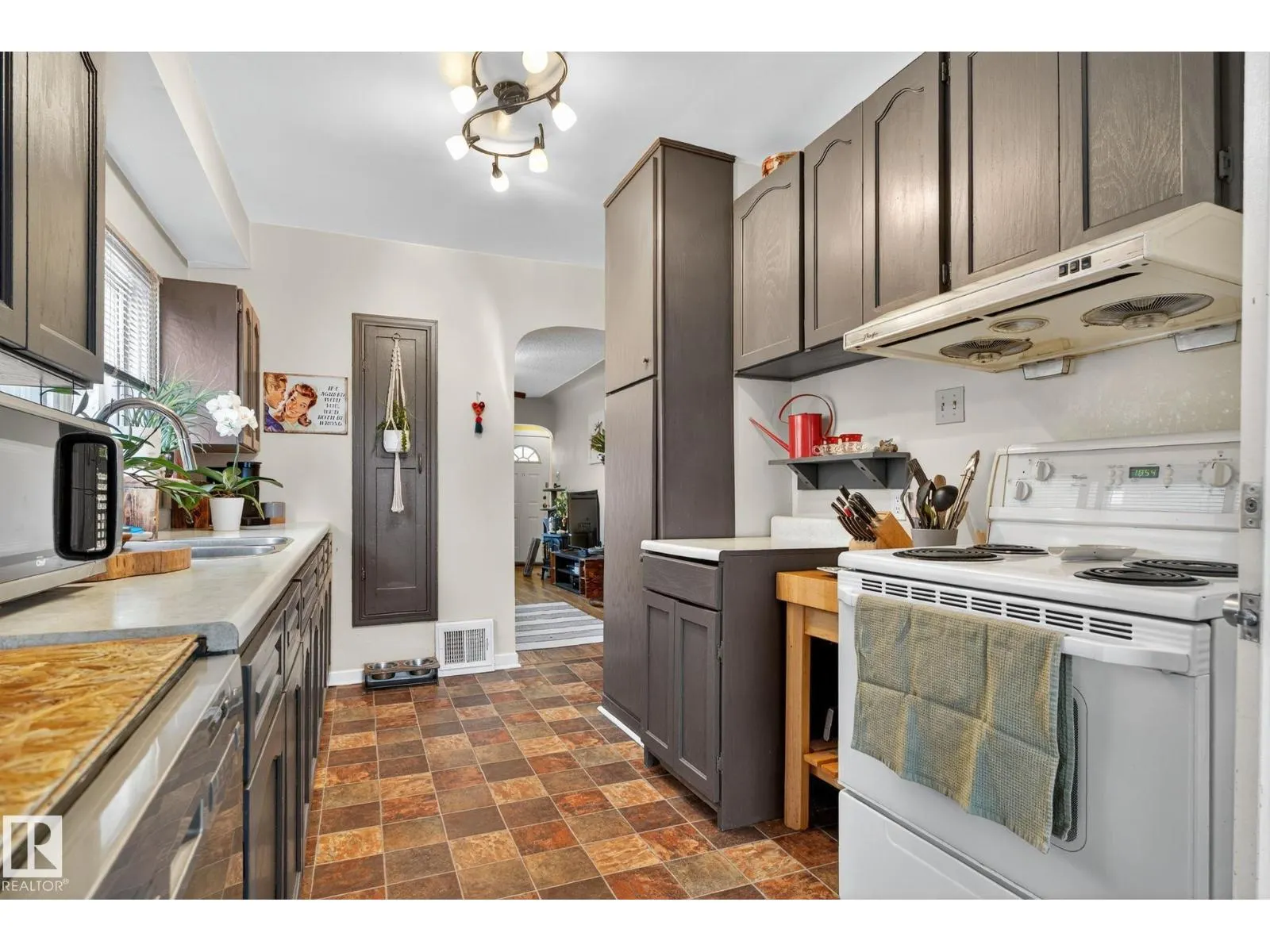 11621 101 ST NW