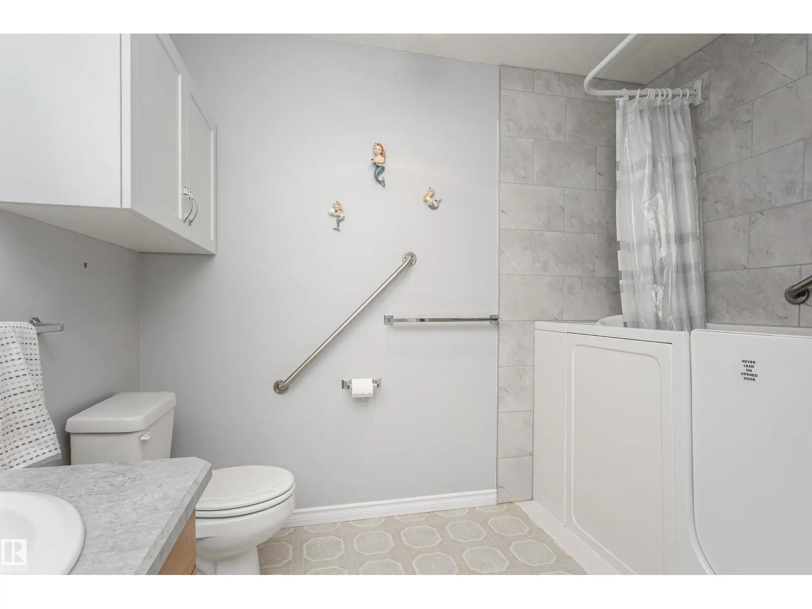 #302 78 MCKENNEY AV