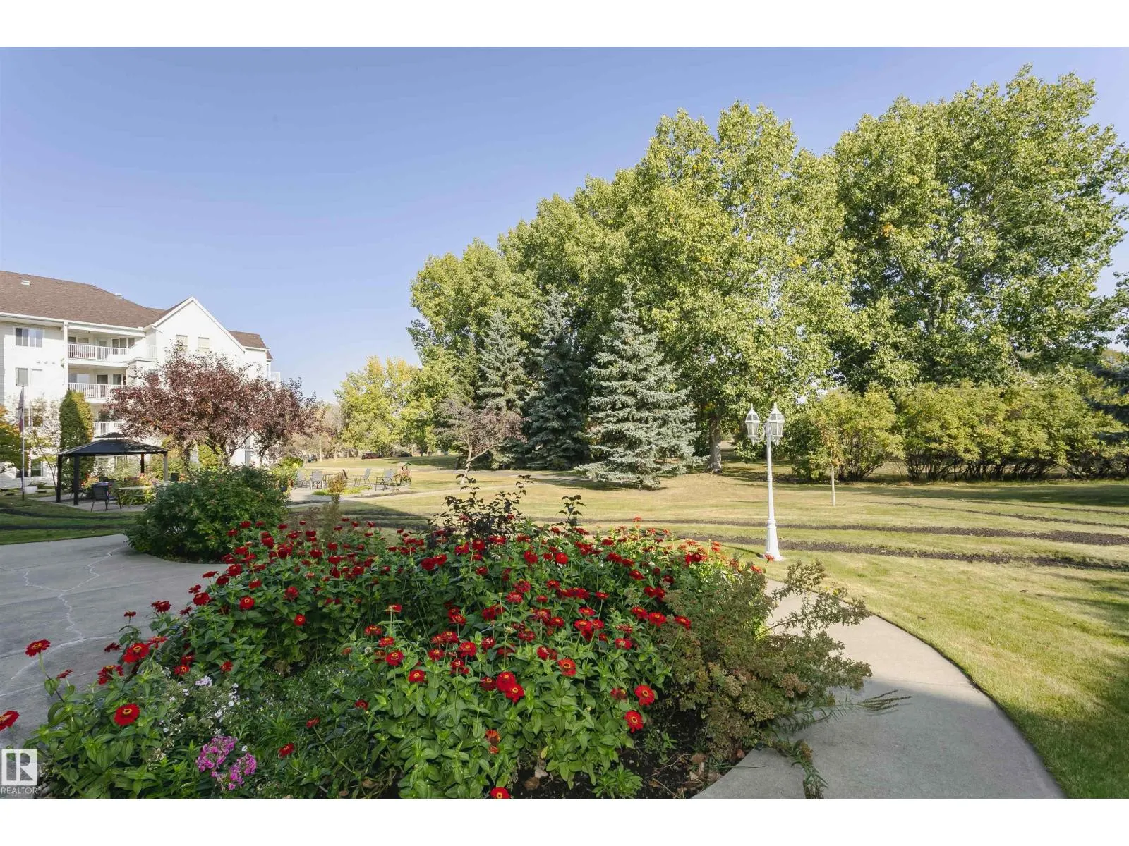 #302 78 MCKENNEY AV