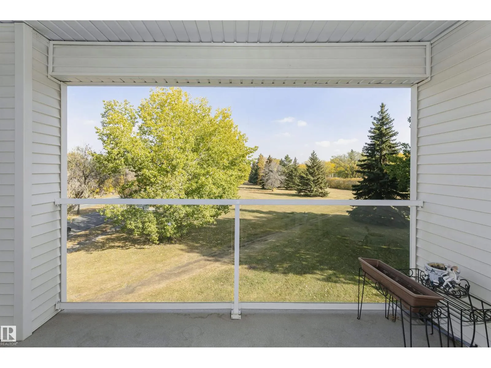 #302 78 MCKENNEY AV