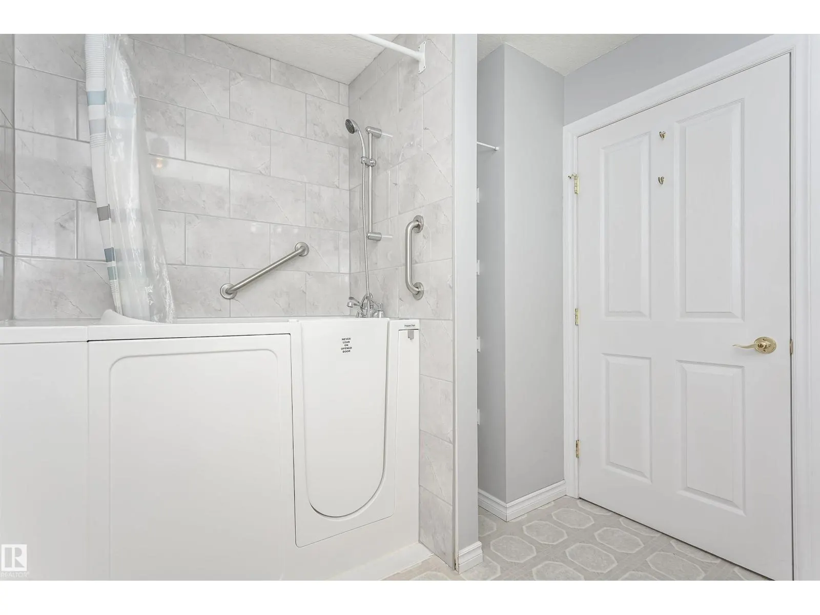 #302 78 MCKENNEY AV