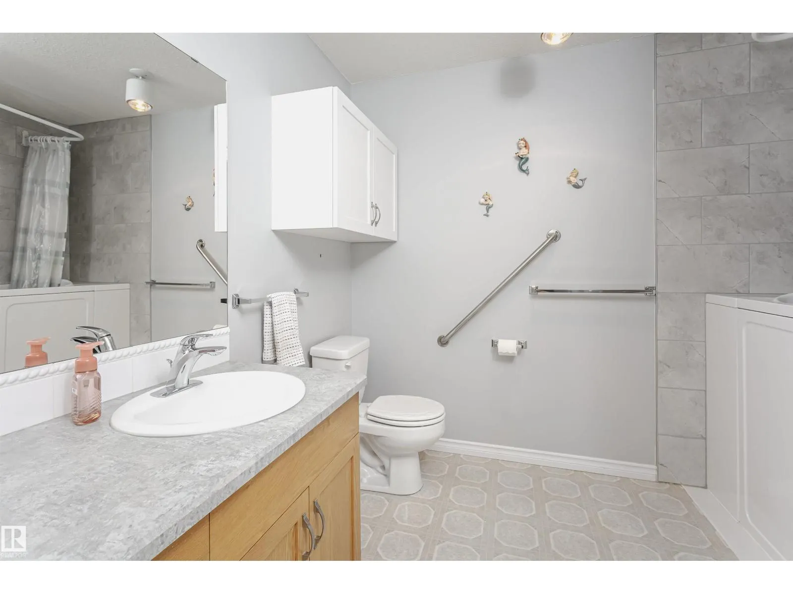 #302 78 MCKENNEY AV