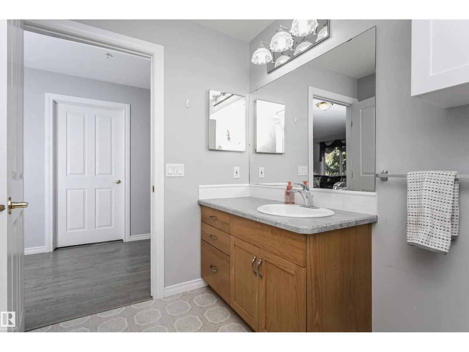 #302 78 MCKENNEY AV