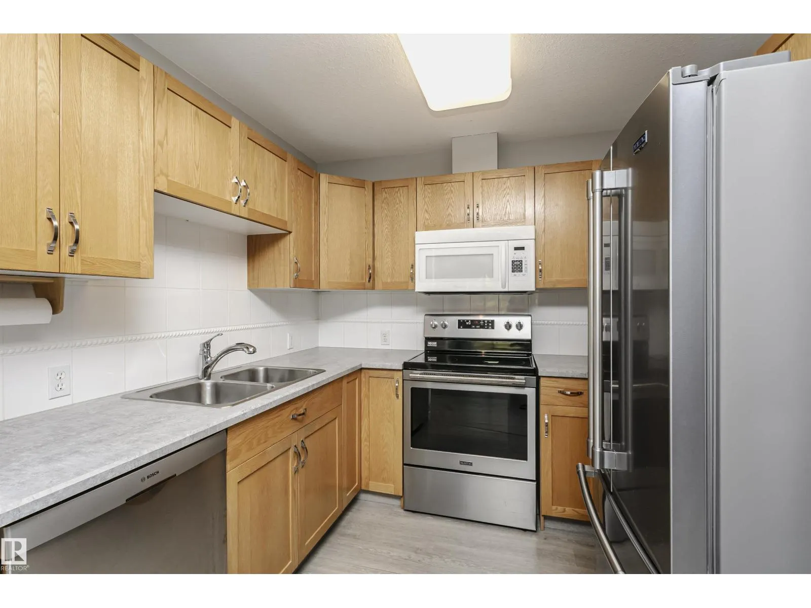 #302 78 MCKENNEY AV