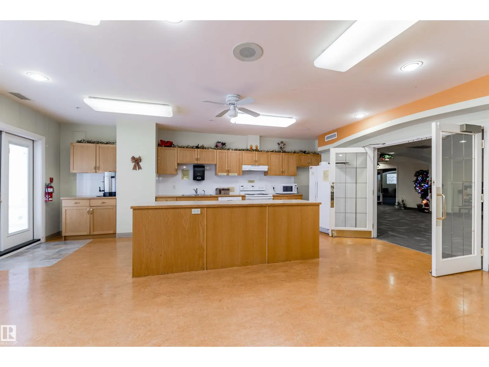 #302 78 MCKENNEY AV