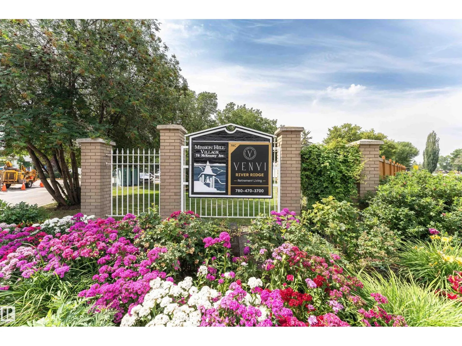 #302 78 MCKENNEY AV