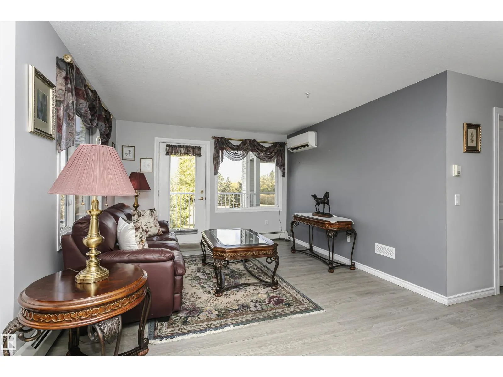 #302 78 MCKENNEY AV