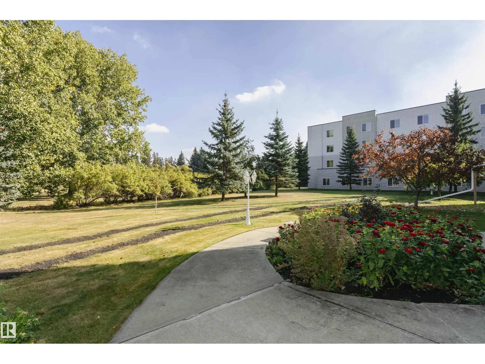 #302 78 MCKENNEY AV
