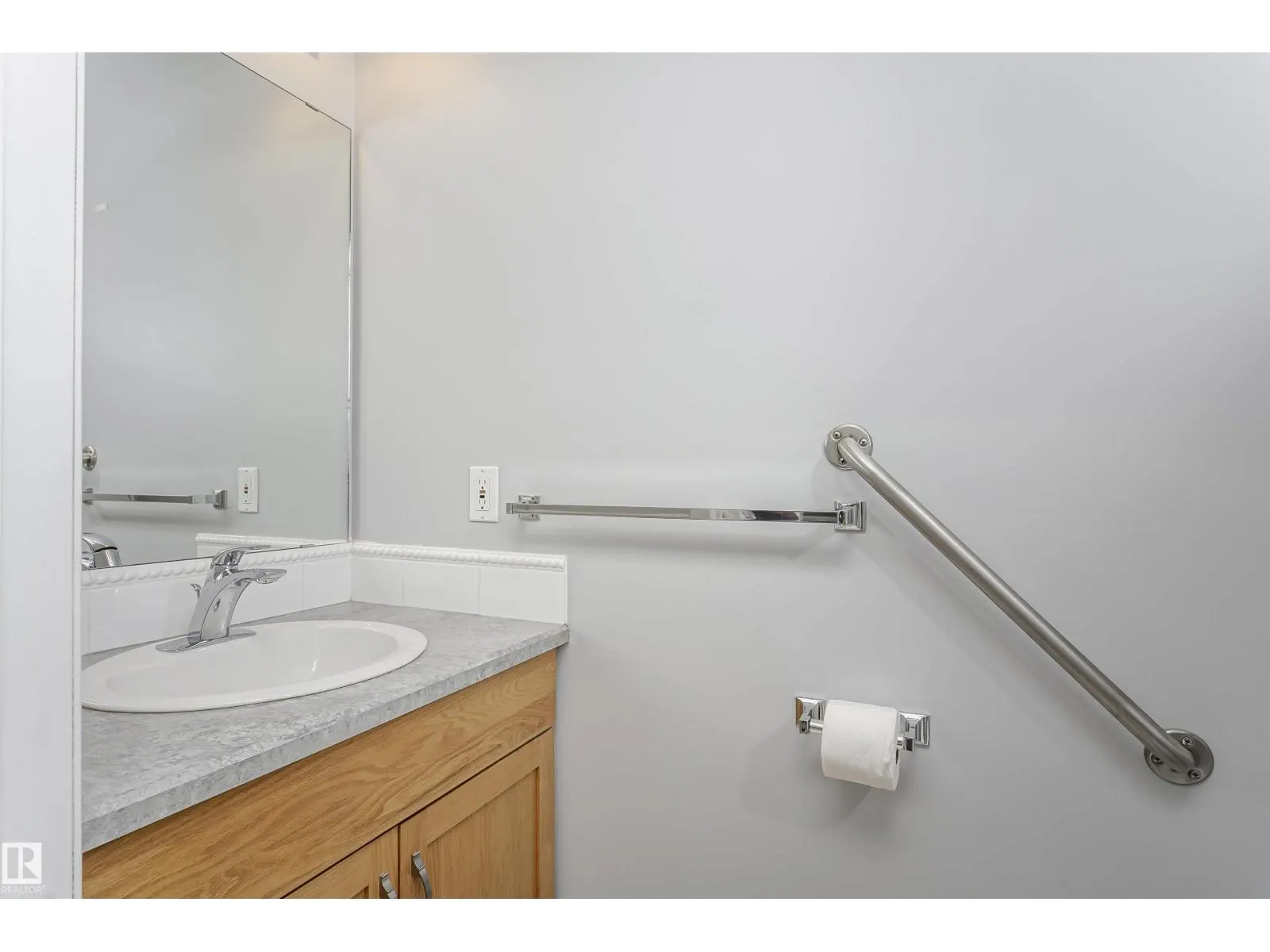 #302 78 MCKENNEY AV