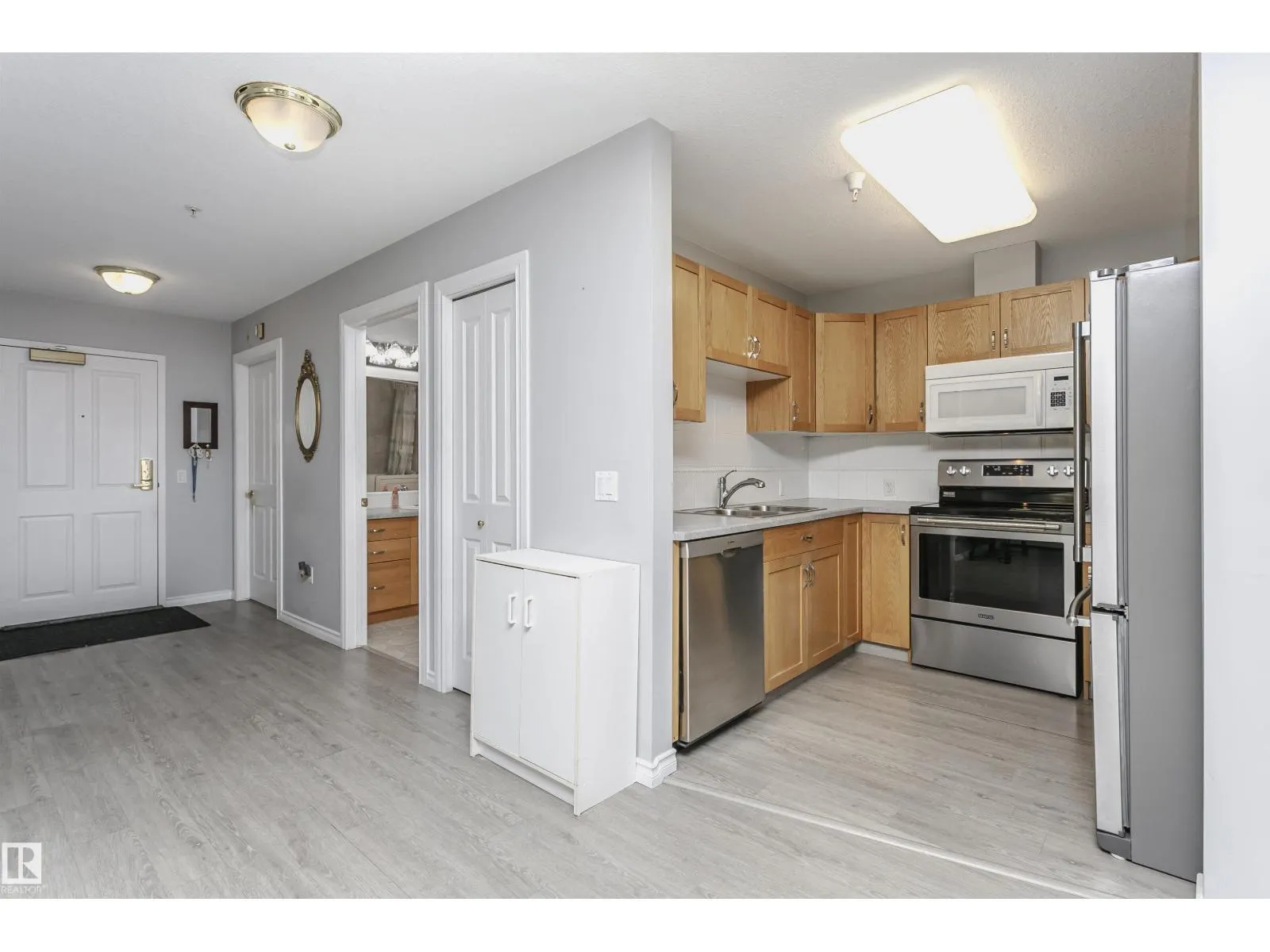 #302 78 MCKENNEY AV