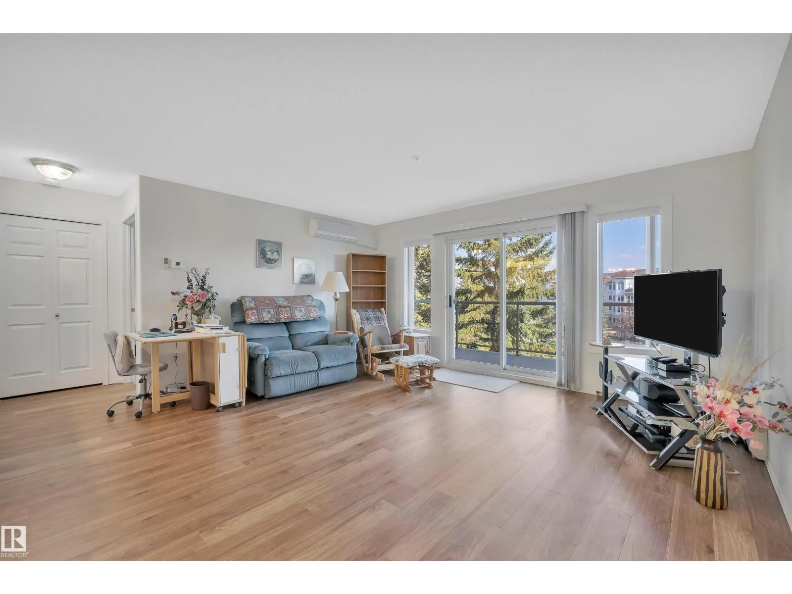#302 70 CRYSTAL LN