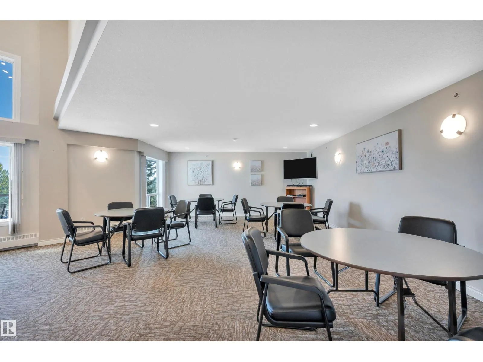 #302 70 CRYSTAL LN