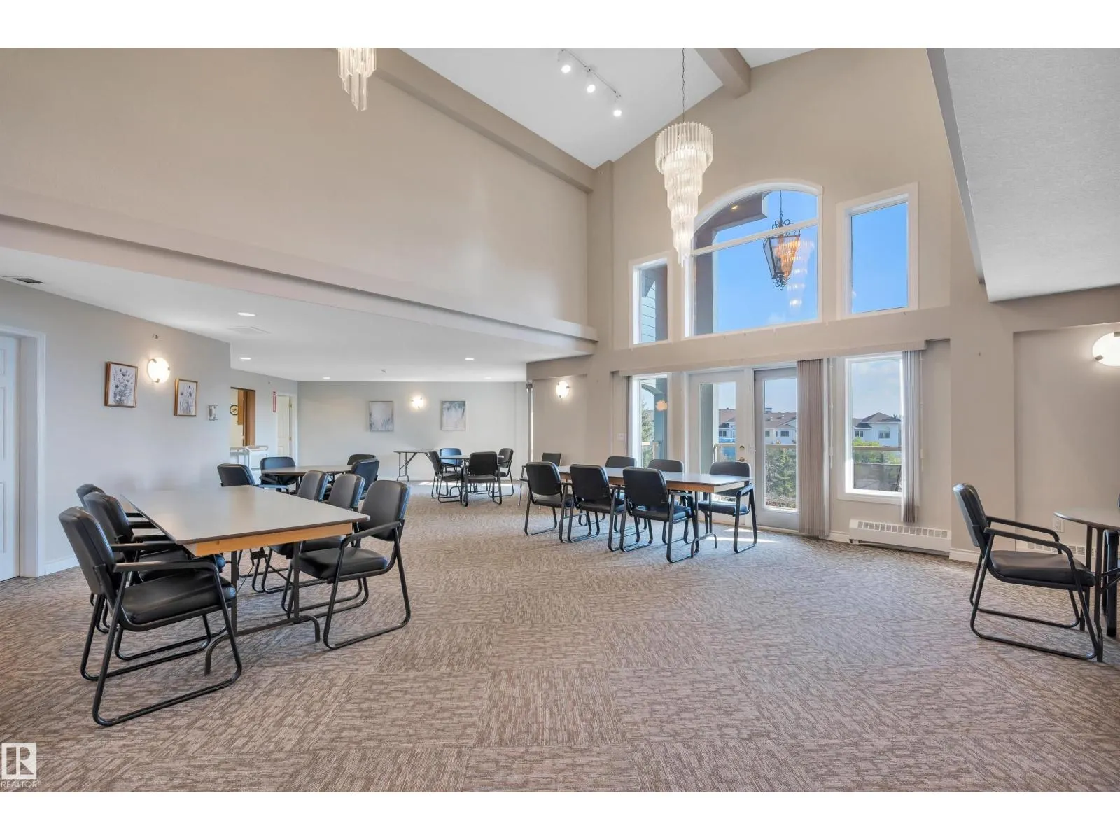 #302 70 CRYSTAL LN