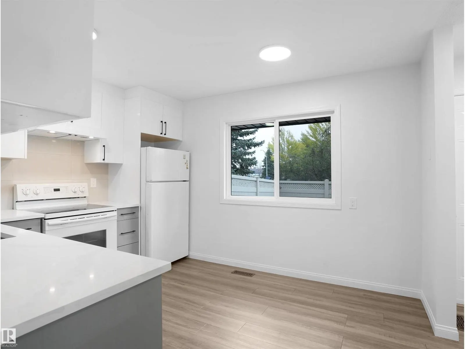 #54 13833 30 ST NW