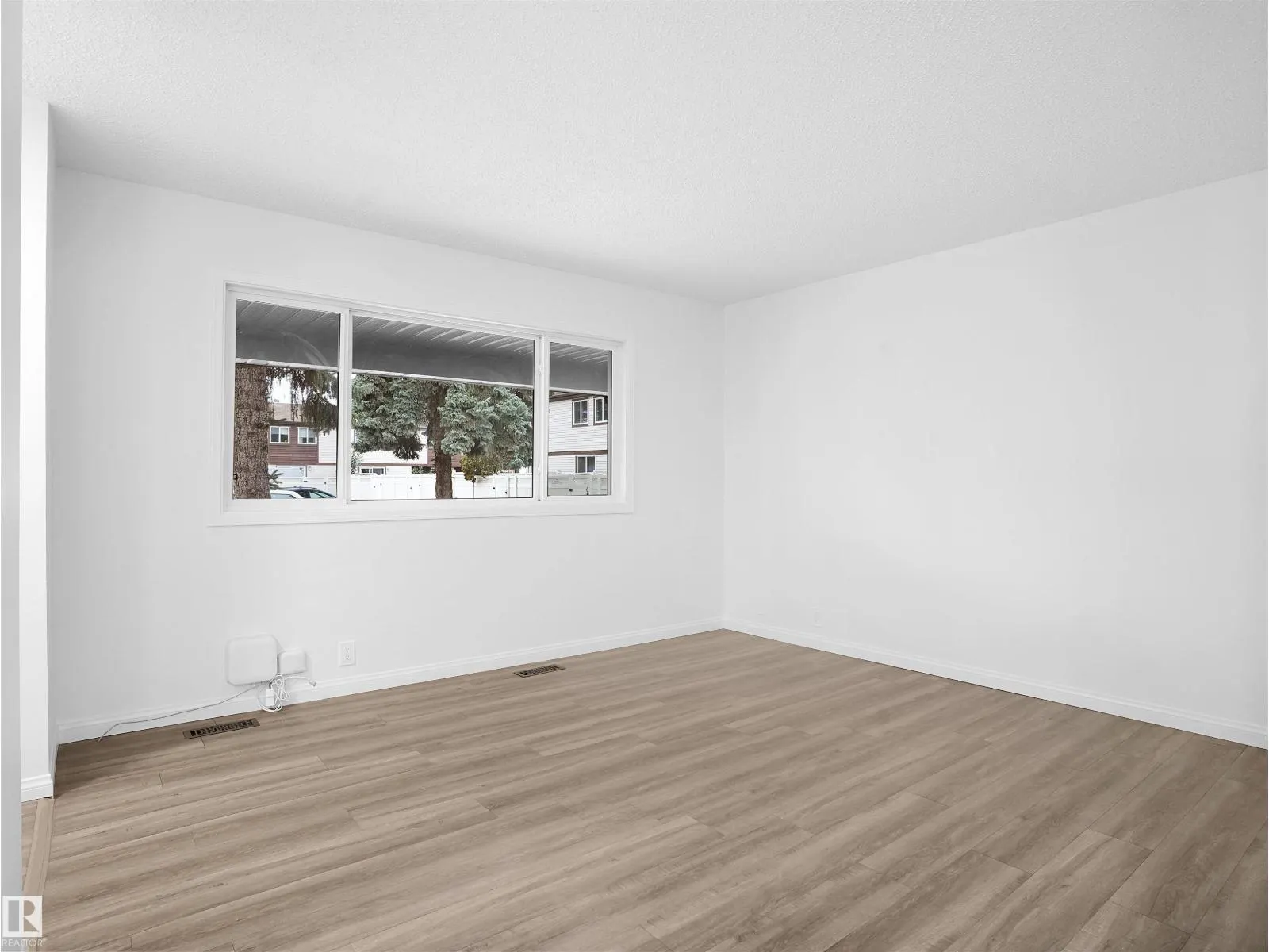 #54 13833 30 ST NW