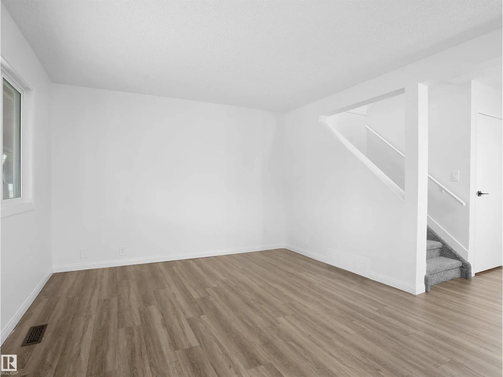 #54 13833 30 ST NW