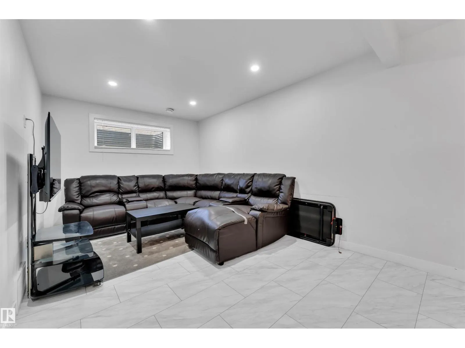 252 39 AV NW