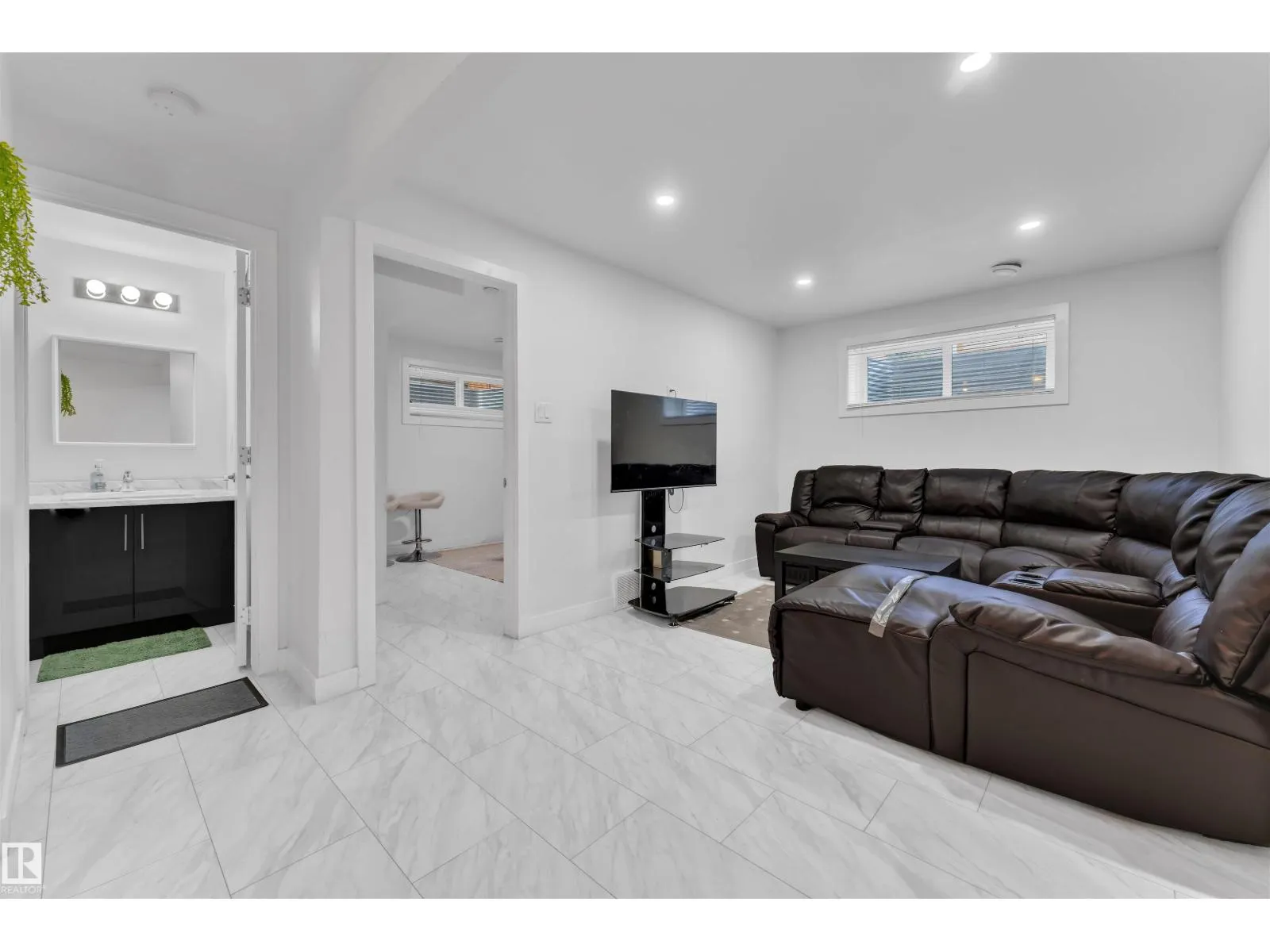 252 39 AV NW