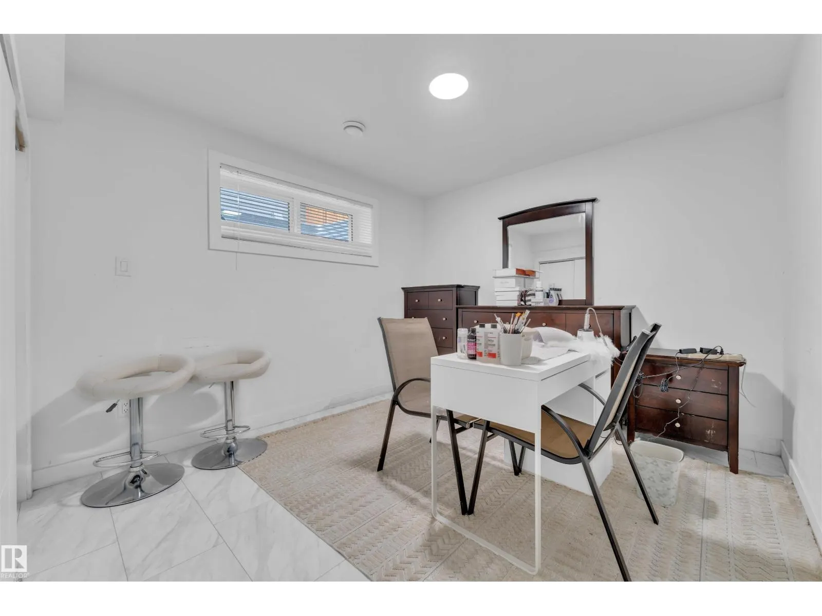 252 39 AV NW