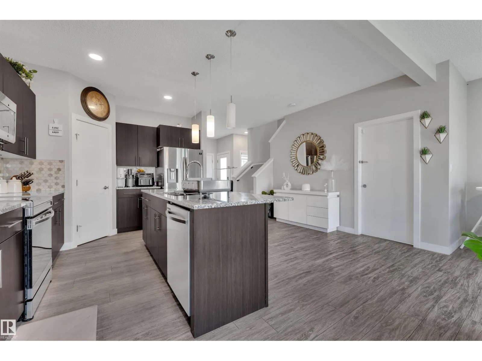 252 39 AV NW