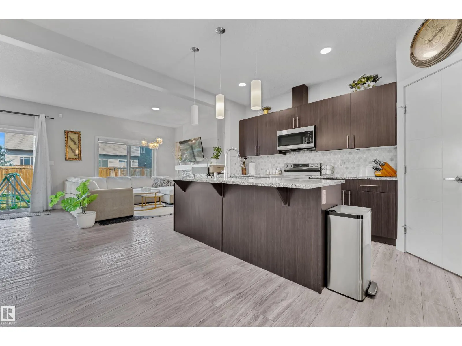 252 39 AV NW