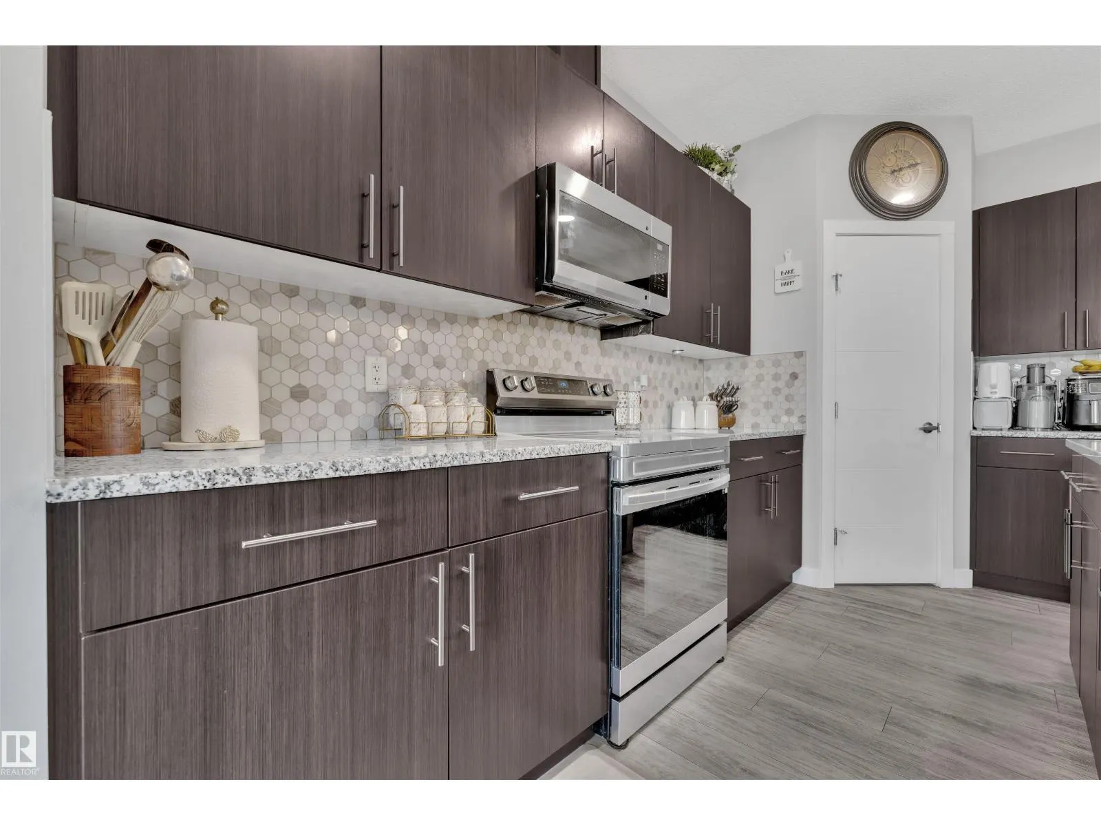 252 39 AV NW