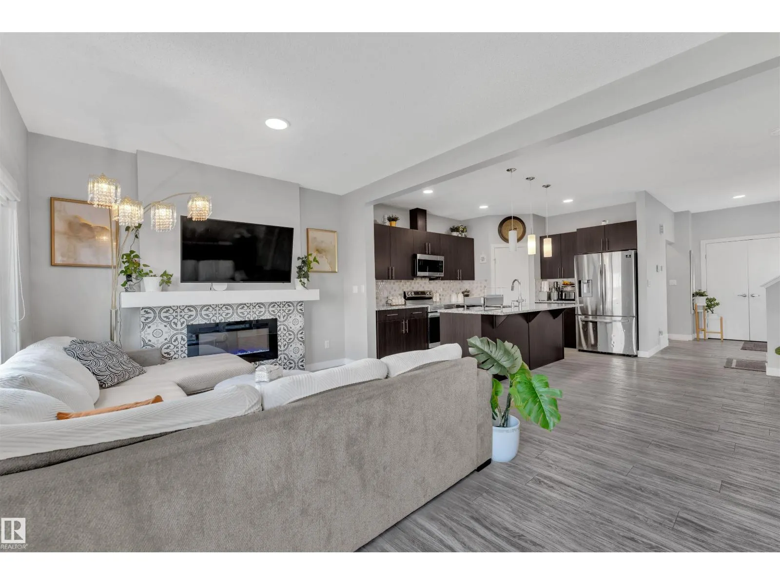 252 39 AV NW