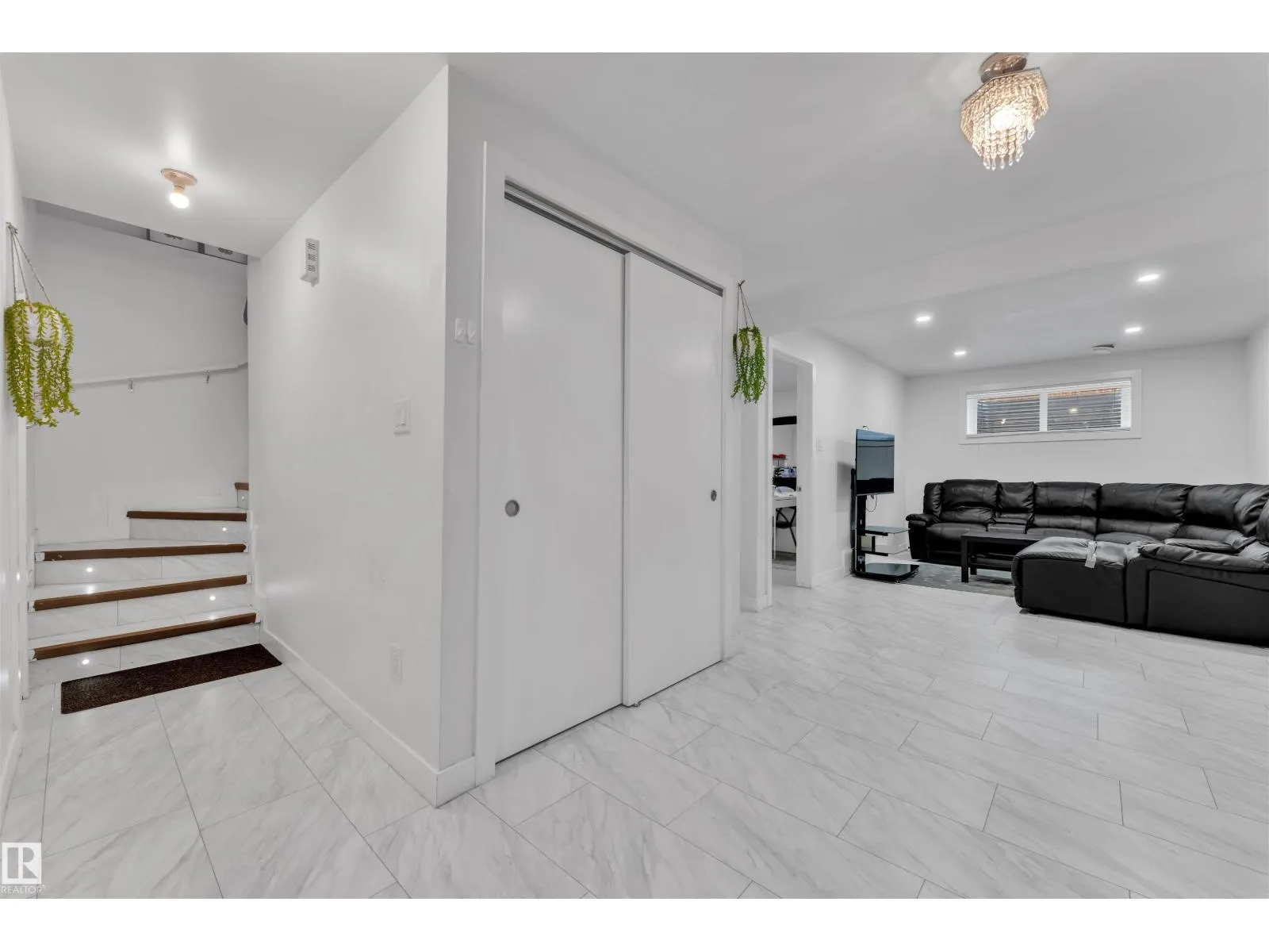 252 39 AV NW