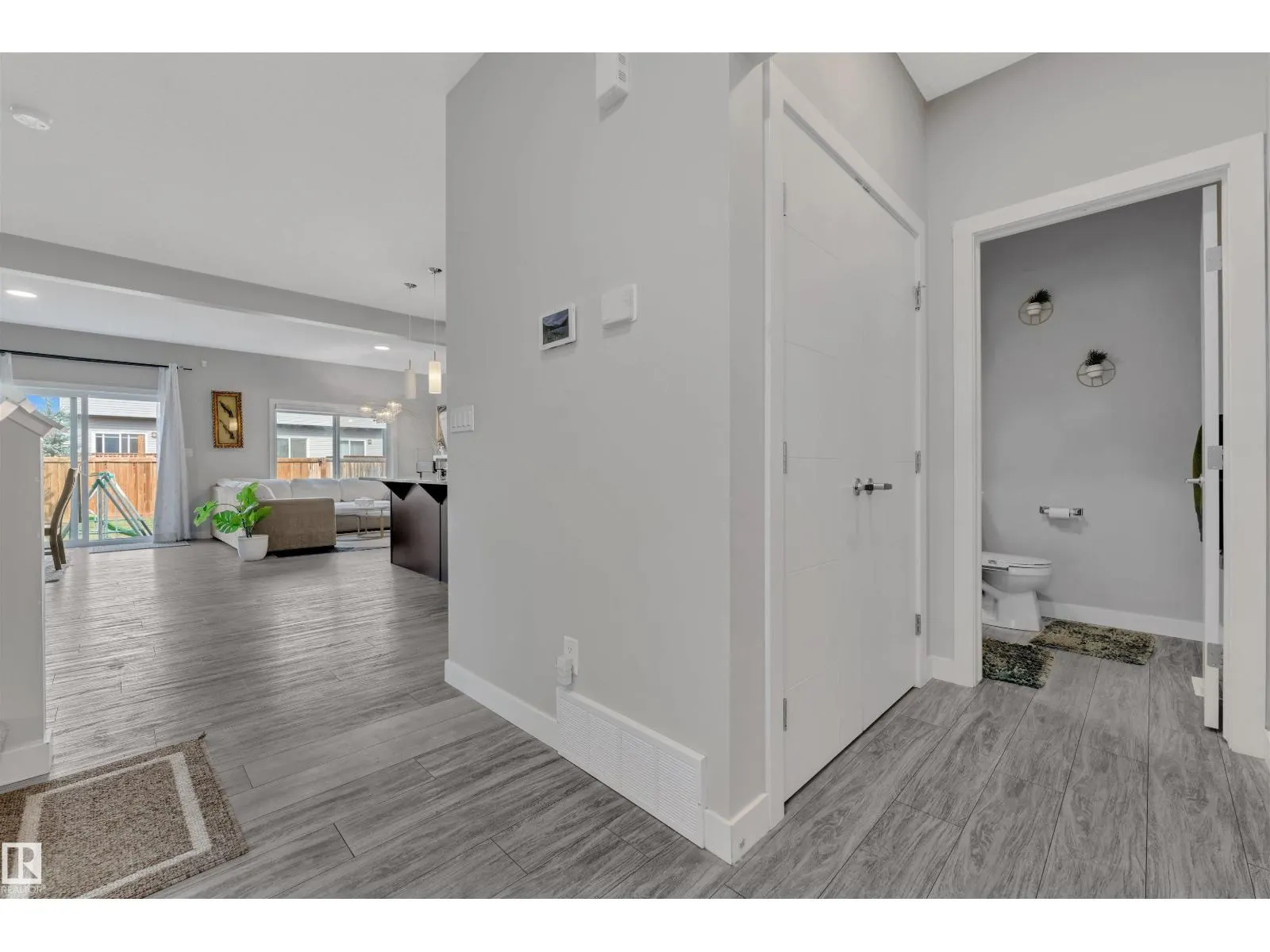 252 39 AV NW