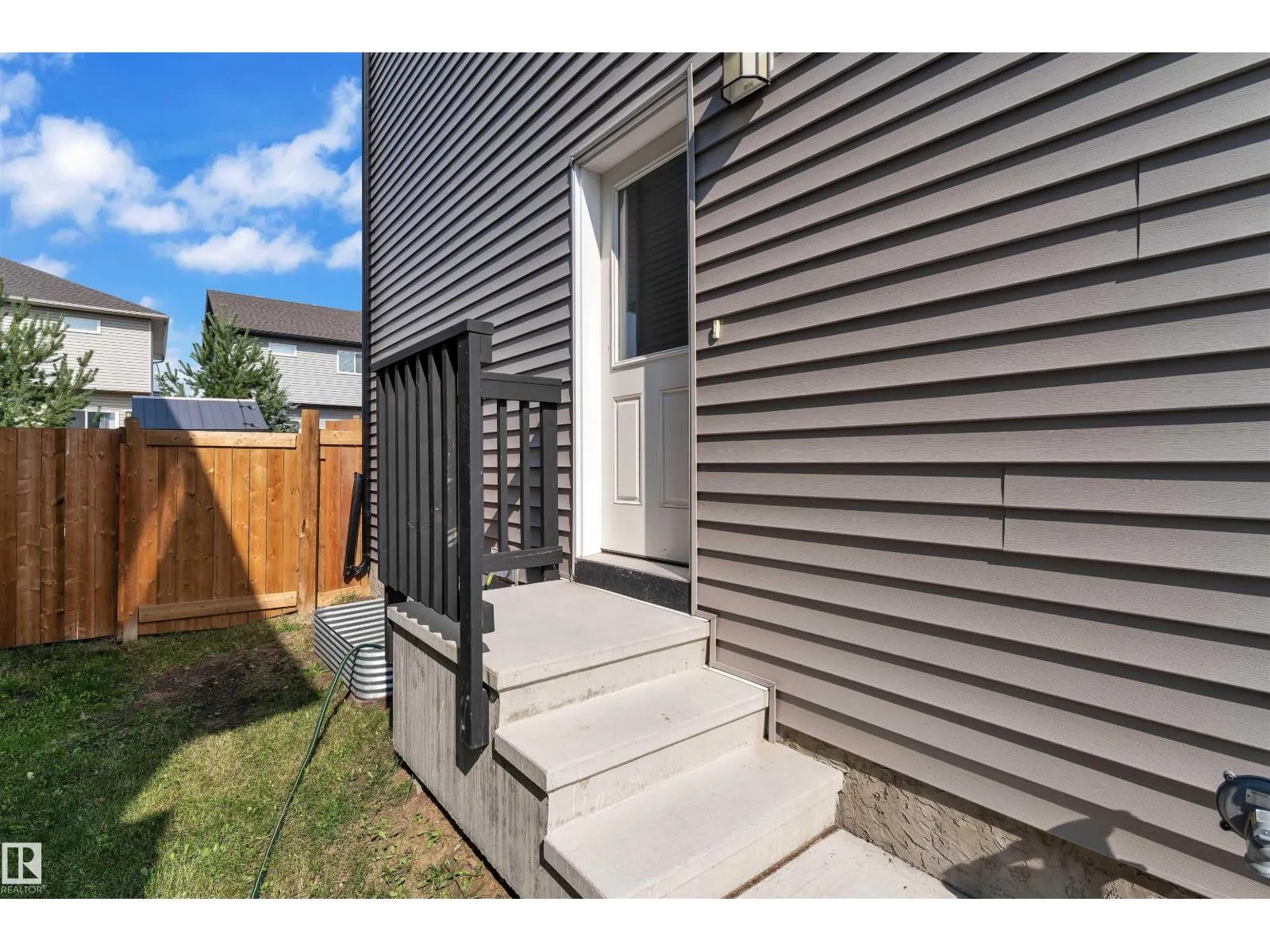 252 39 AV NW