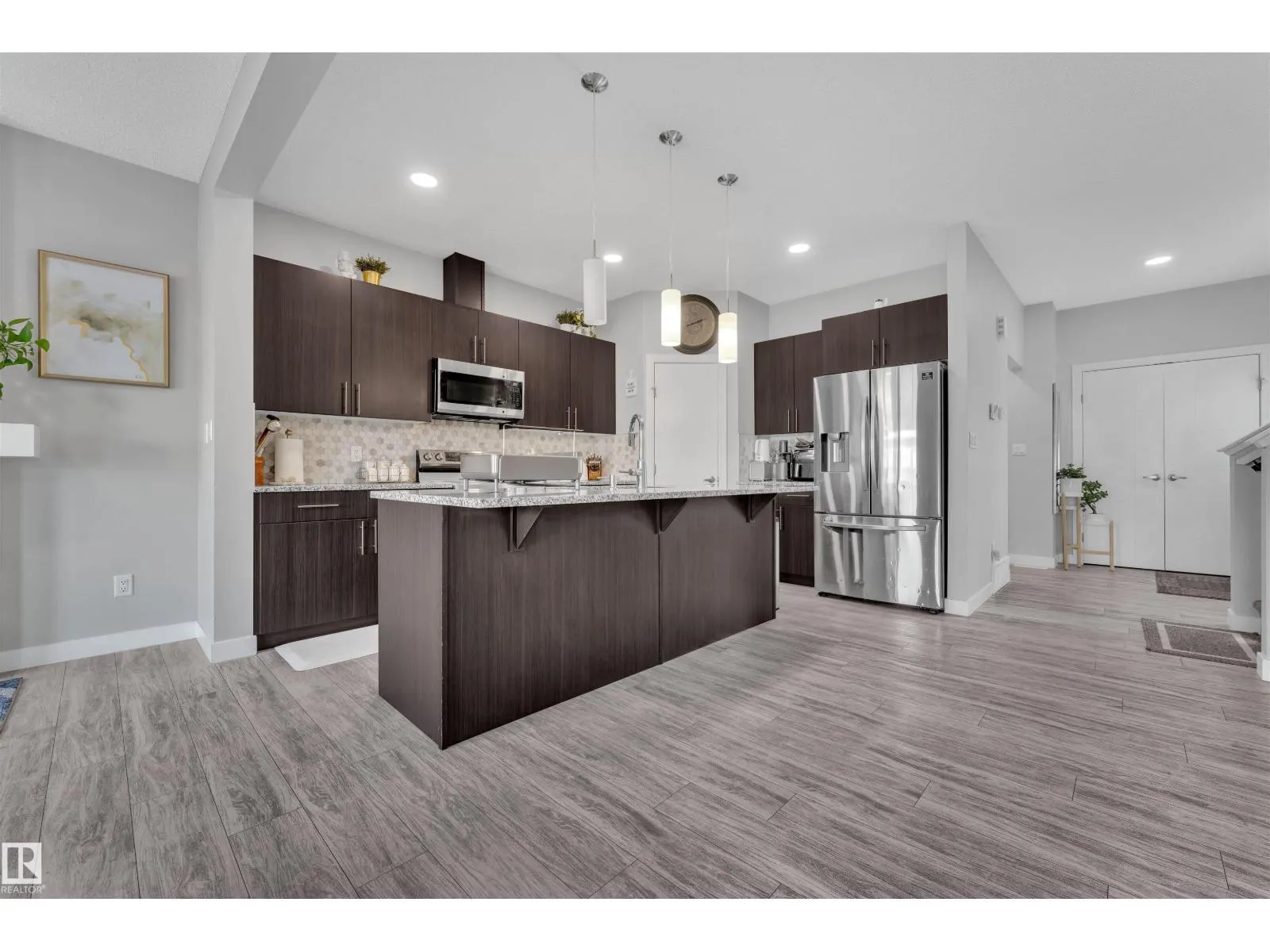 252 39 AV NW