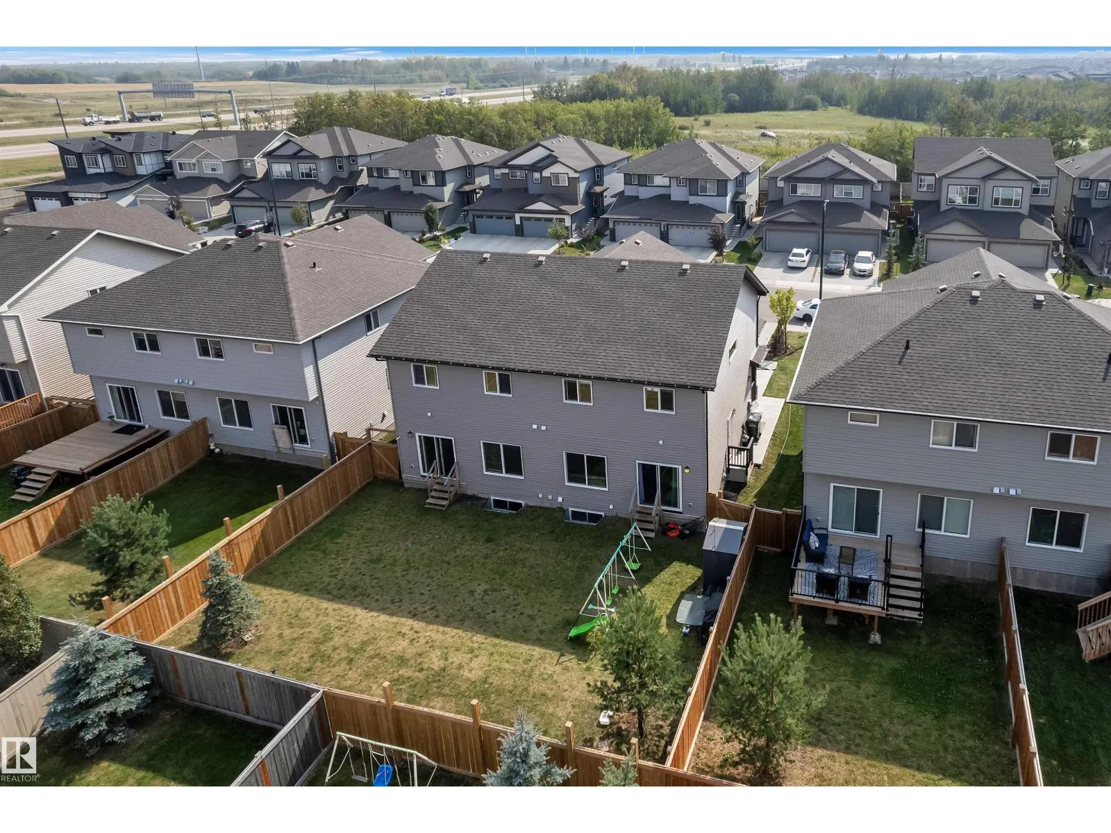 252 39 AV NW