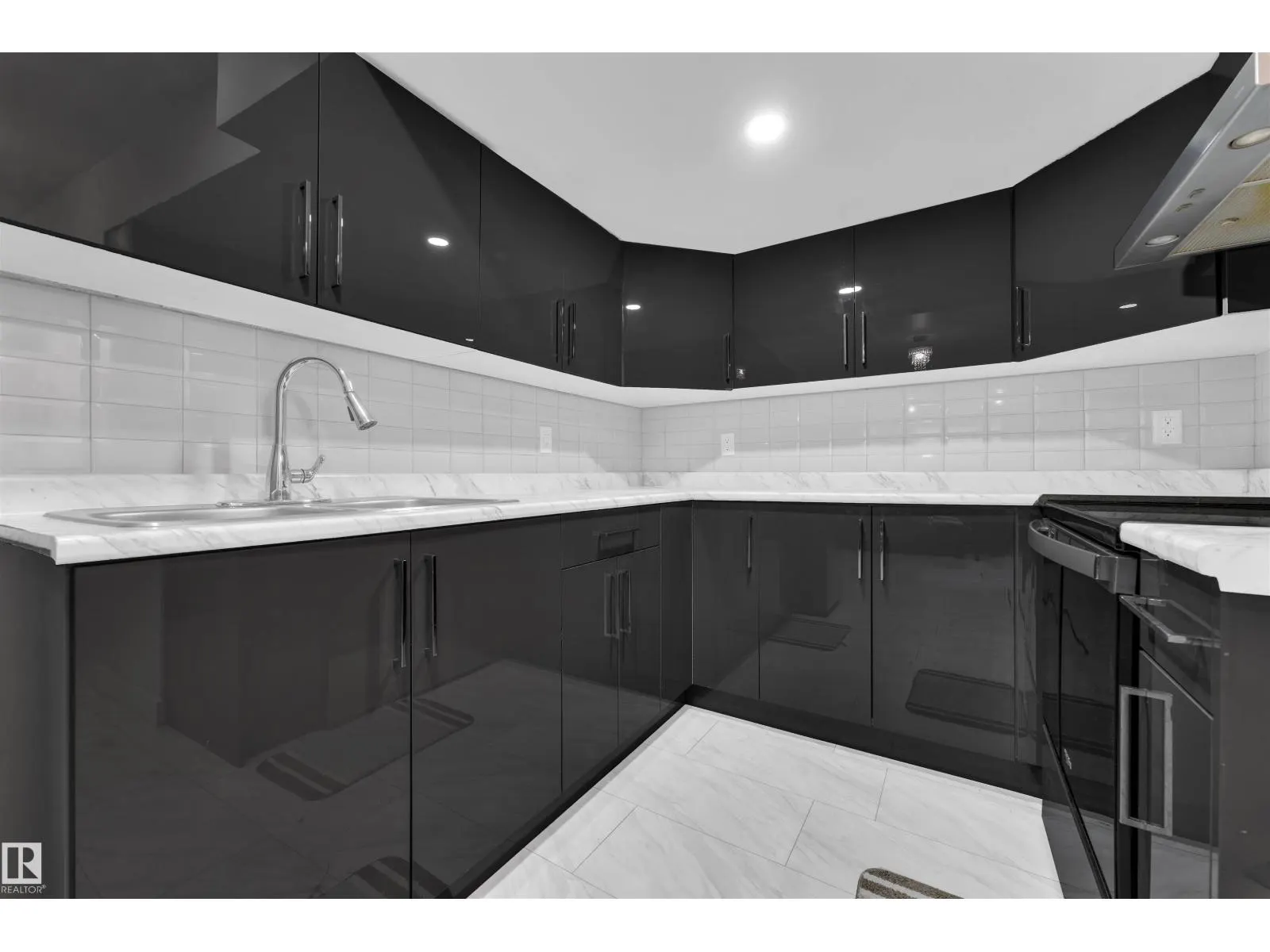 252 39 AV NW