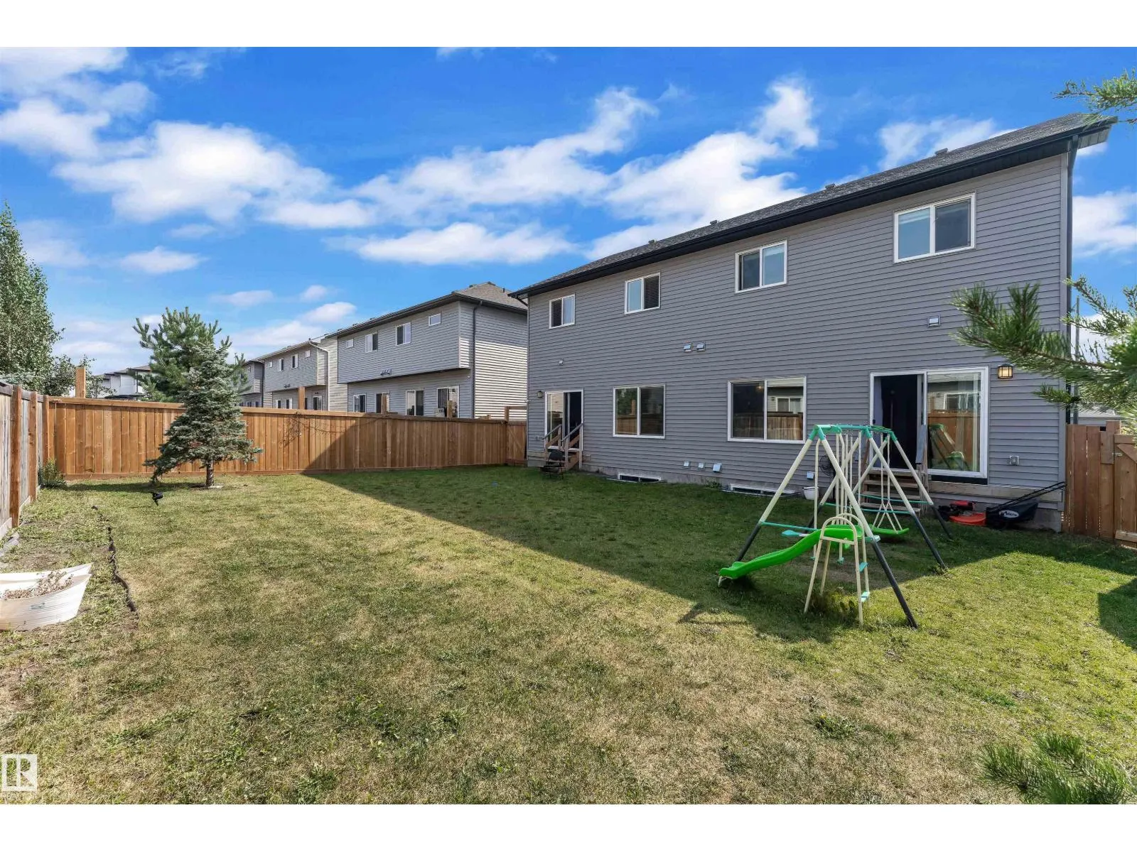 252 39 AV NW