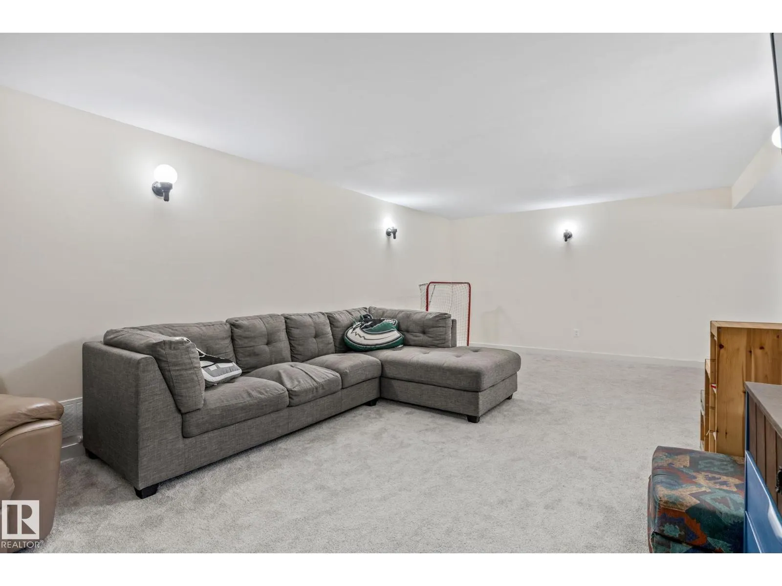 18 BURNHAM AV