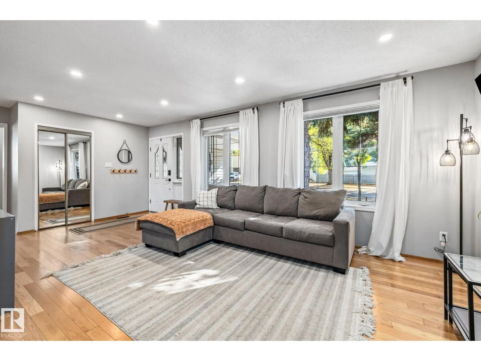 18 BURNHAM AV
