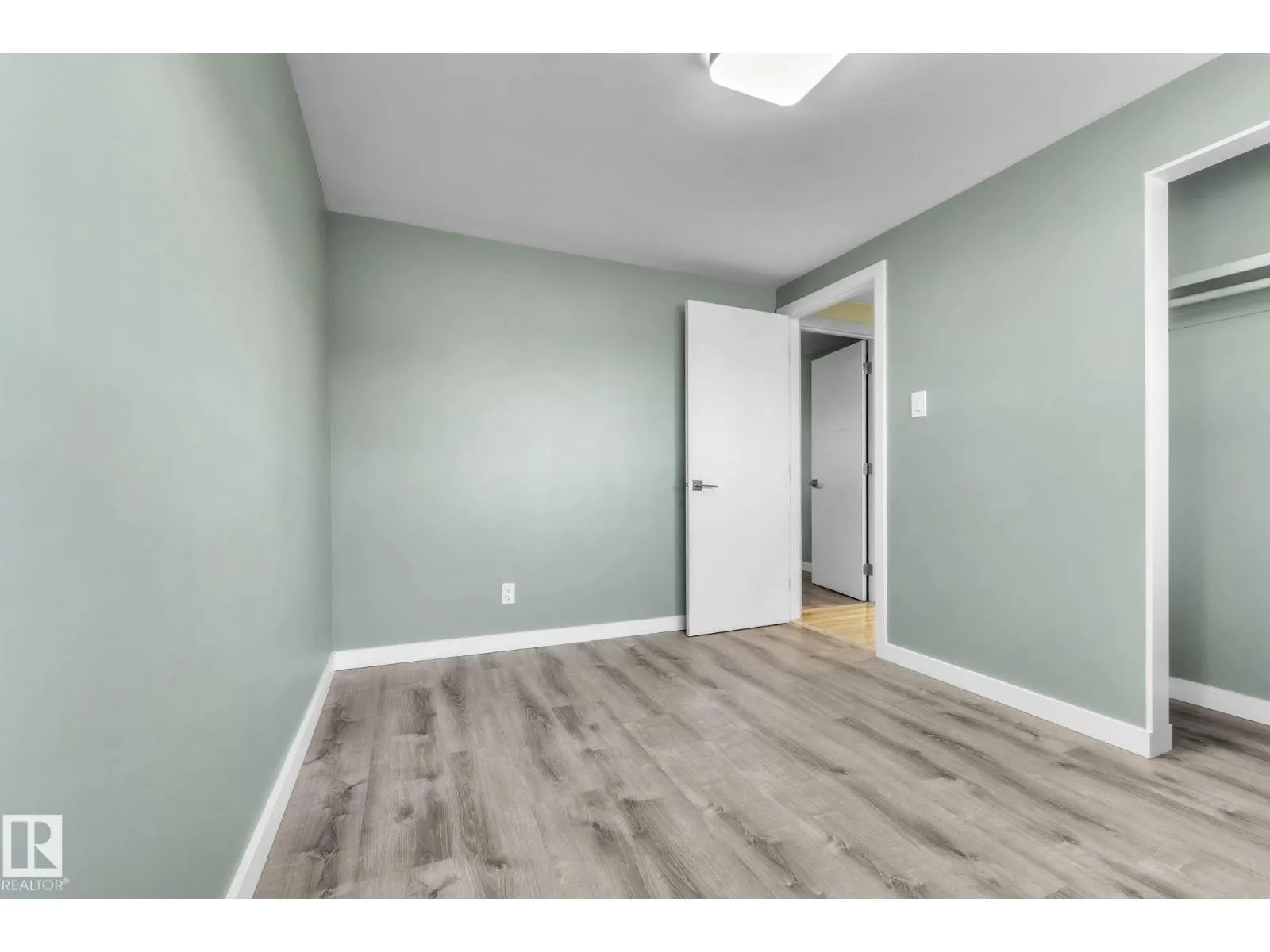 8917 134 AV NW