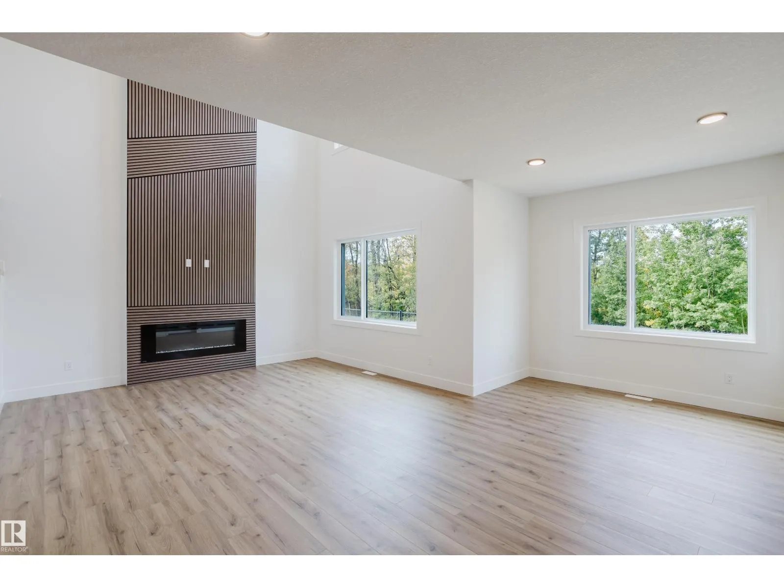 2512 213 ST NW