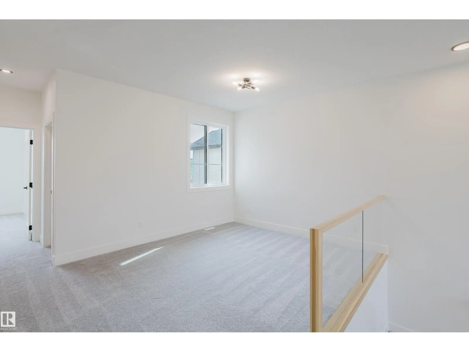 2512 213 ST NW
