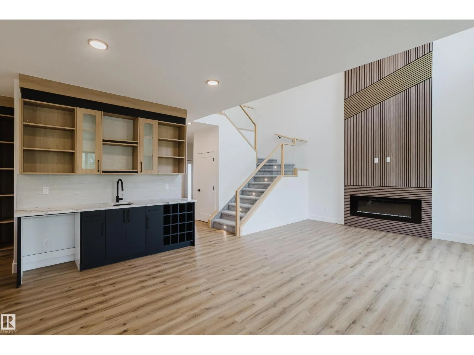 2512 213 ST NW