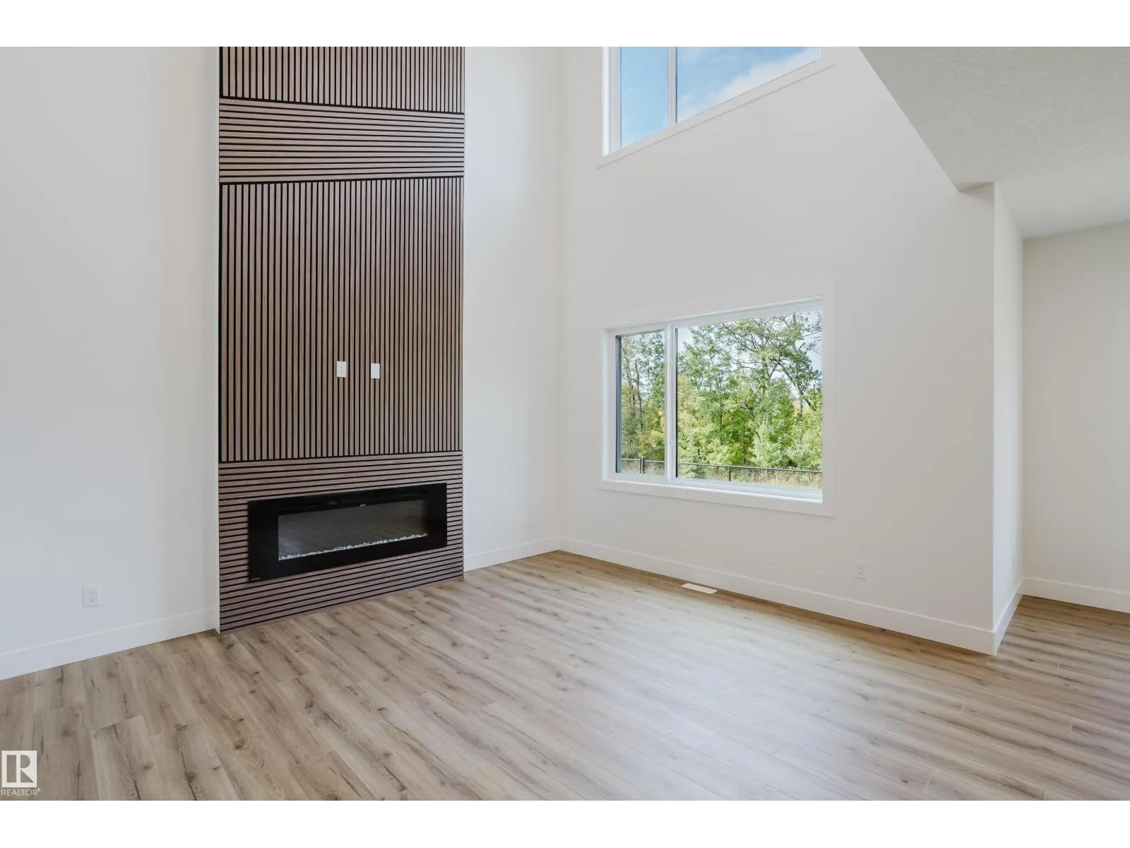 2512 213 ST NW