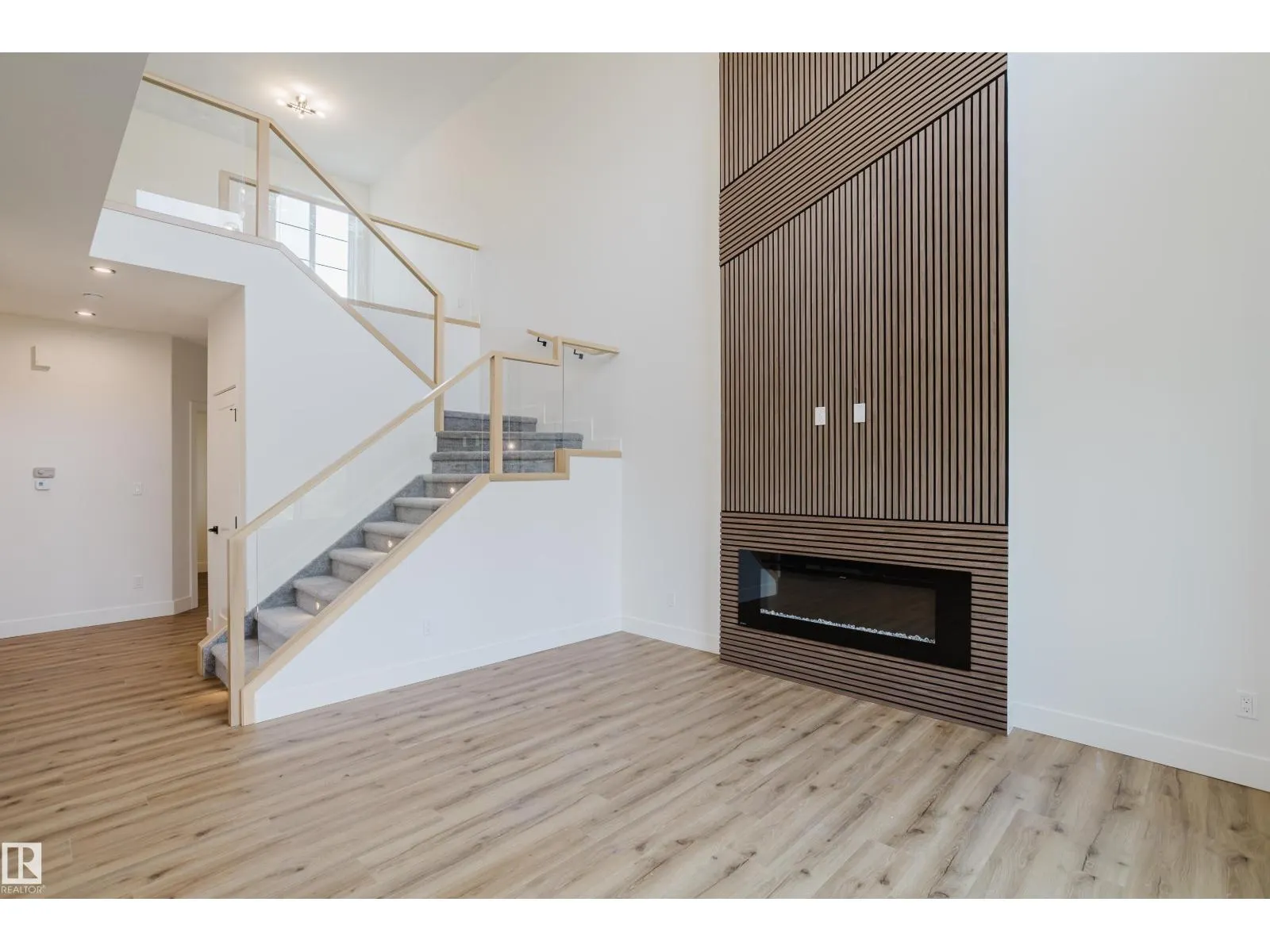 2512 213 ST NW