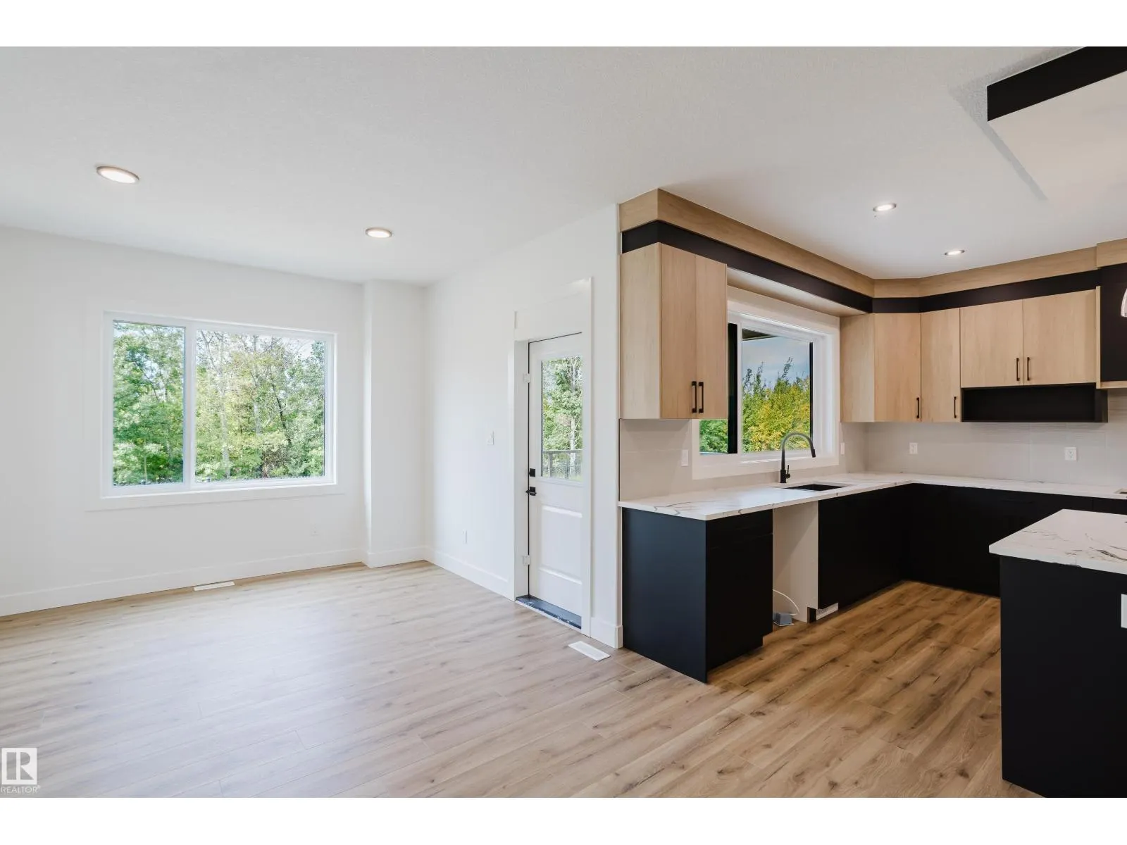 2512 213 ST NW