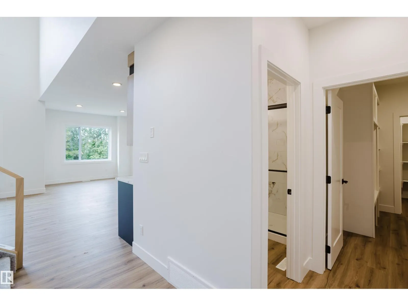 2512 213 ST NW