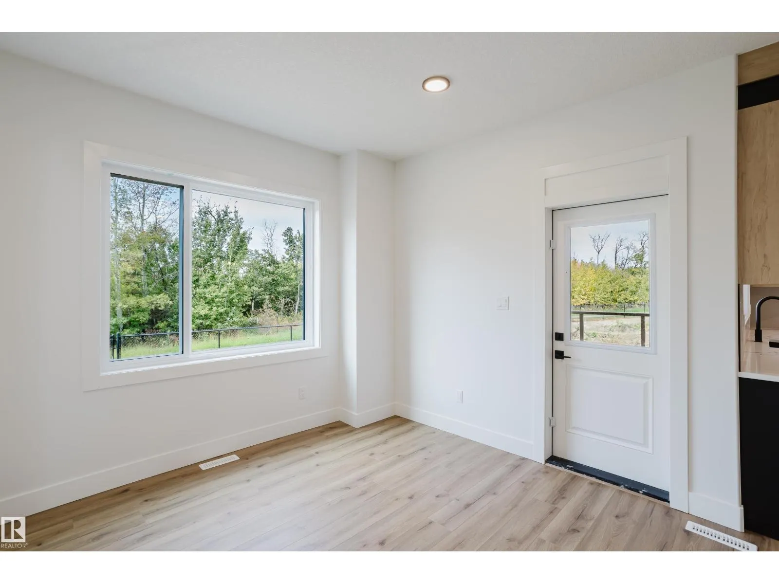 2512 213 ST NW