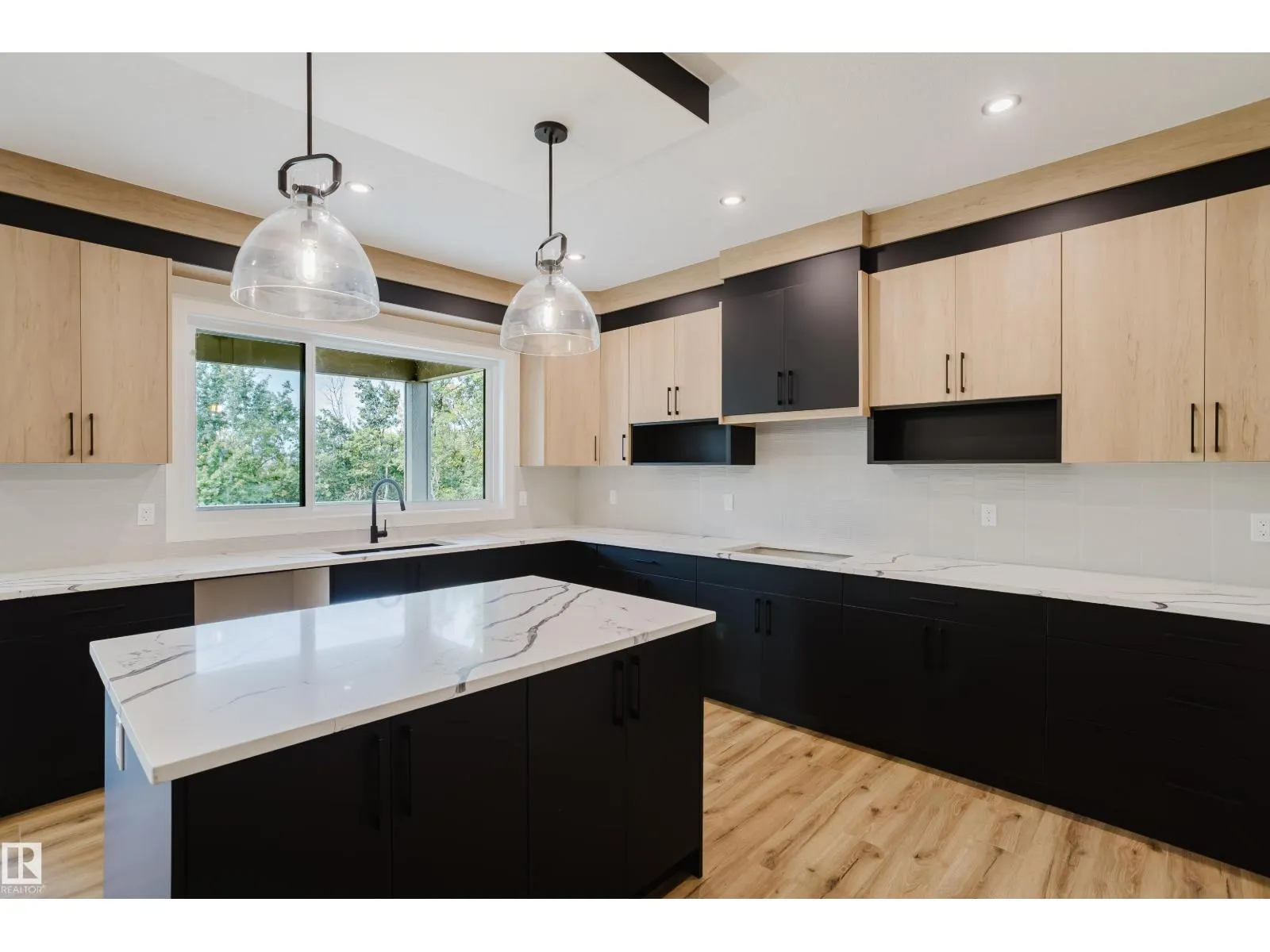 2512 213 ST NW