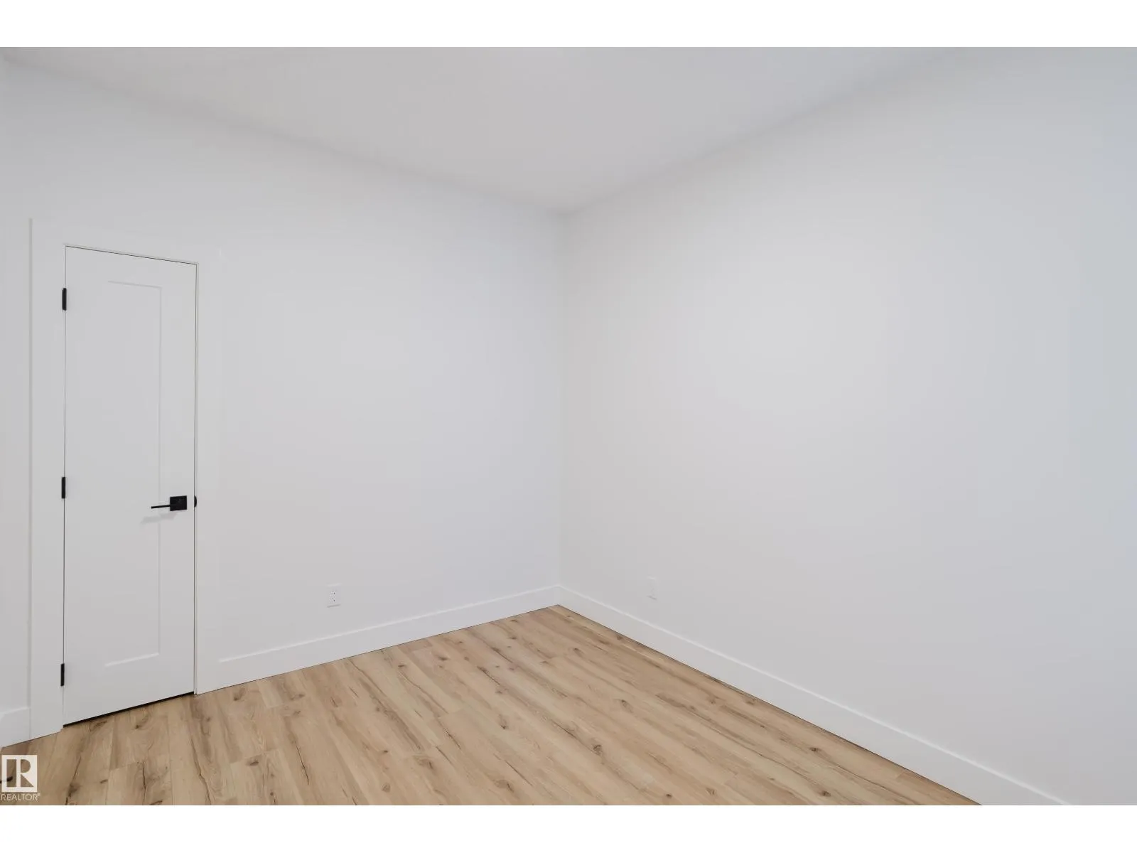 2512 213 ST NW