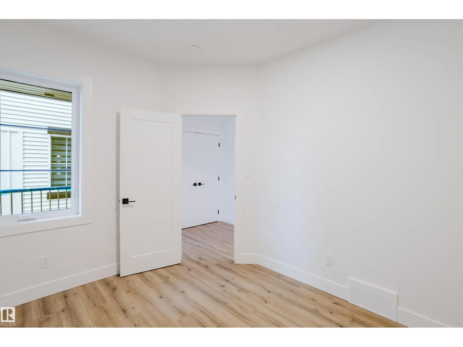 2512 213 ST NW